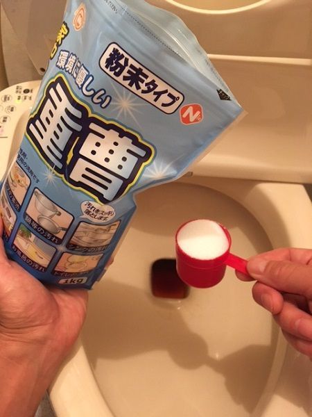 便器に重曹をかける