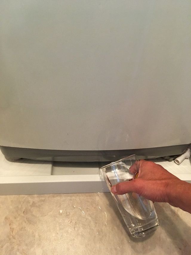 排水口掃除の後は洗濯機の下に少量の水を流す