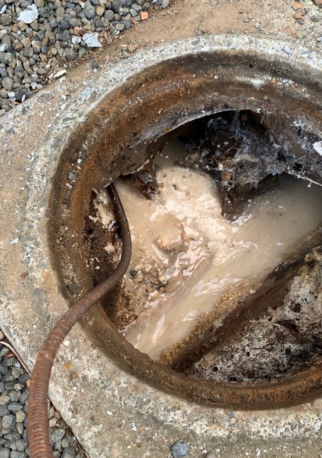 排水管内部の尿石を除去する