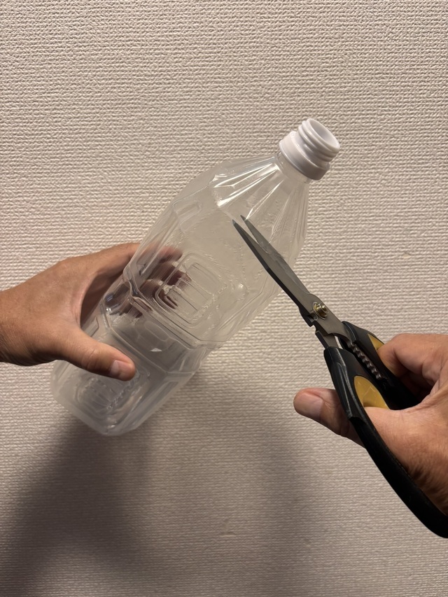 加工したペットボトルでトイレの詰まりを抜く