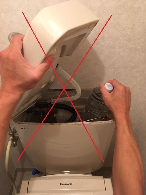 トイレのタンクにペットボトルはダメ