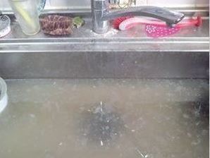 台所の排水溝がつまって水が流れない！