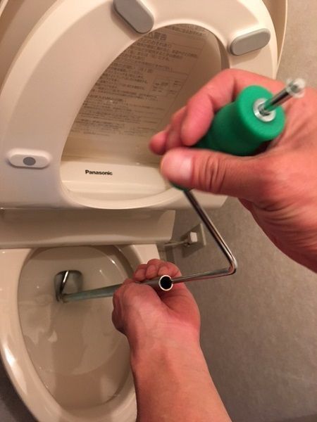 トイレ詰まり専用ワイヤーで直す