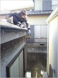 足場をかけずに雨樋を直す.jpg