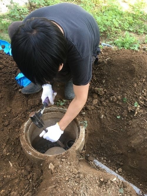 インバート枡の内部をはつる作業