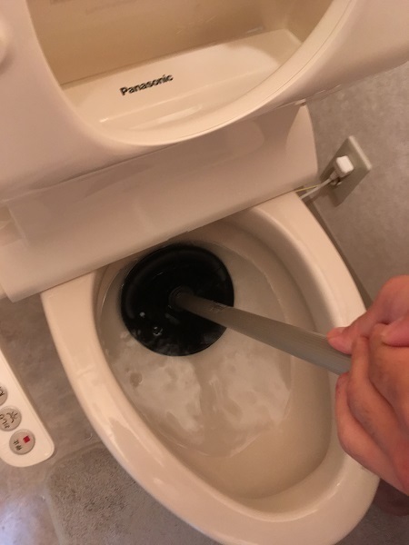 トイレの詰まりをスッポンで直す