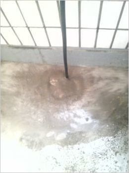 噴きだす台所排水管の汚れ