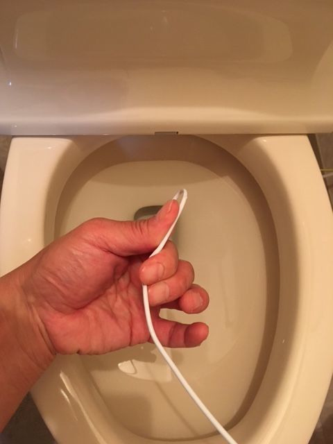 ハンガーを加工してトイレつまりを直す